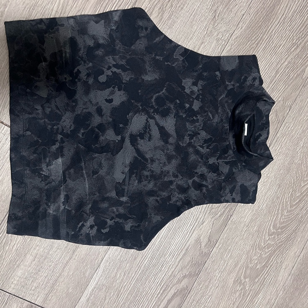 Lole Black Camouflage Sleeveless Mock Neck Crop Top